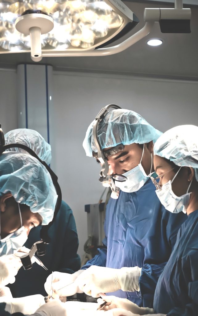 Bác sĩ sửa mũi hỏng sau nâng mũi cấu trúc uy tín