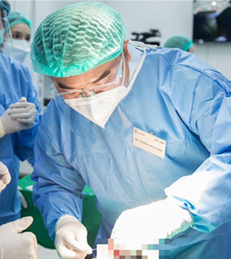PGS.TS.BS Phạm Hiếu Liêm trực tiếp thực hiện ca phẫu thuật
